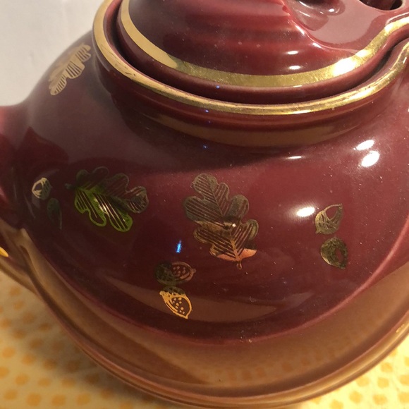 Vintage Hall burgundy and gold tea pot with hook lid - Picture 2 of 13